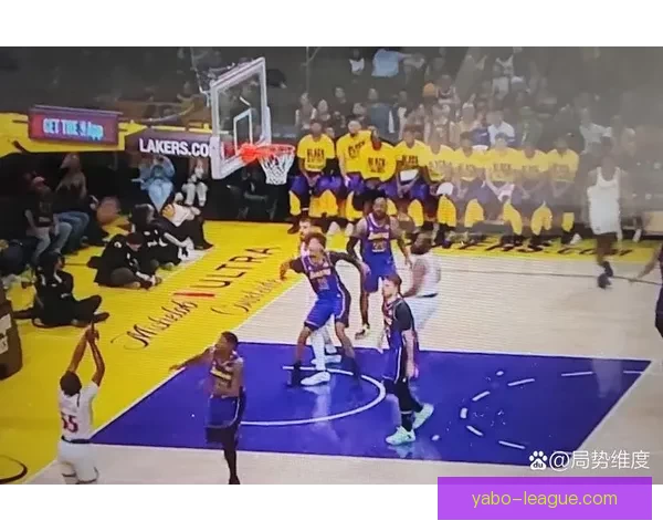 詹姆斯背靠背三双创历史新高 与东契奇激情熊抱庆祝胜利